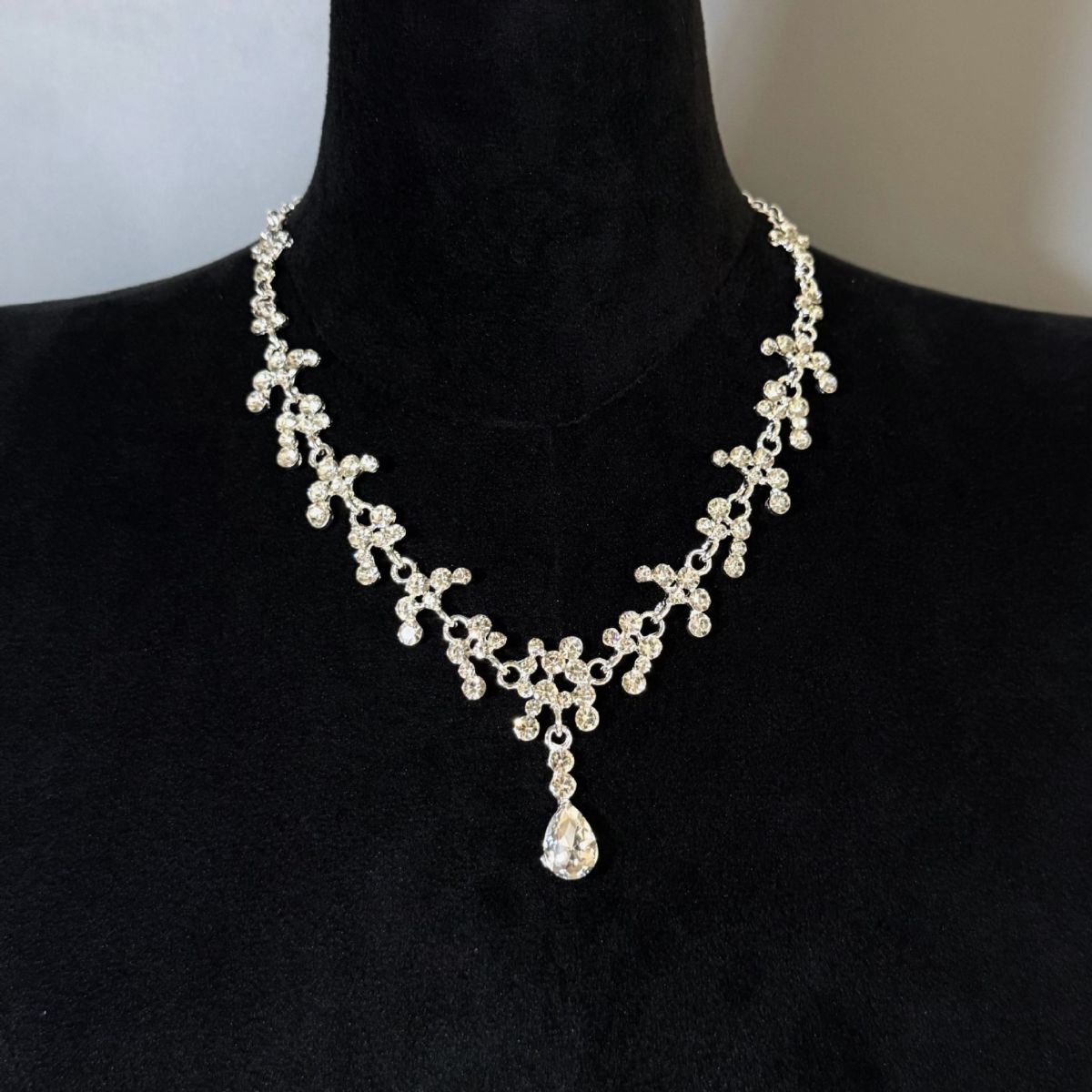 Flash necklace with gemstone details, clavicle chain