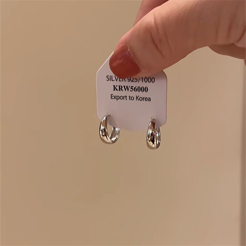 Silberne Ohrstecker mit Ringform, minimalistisches Design