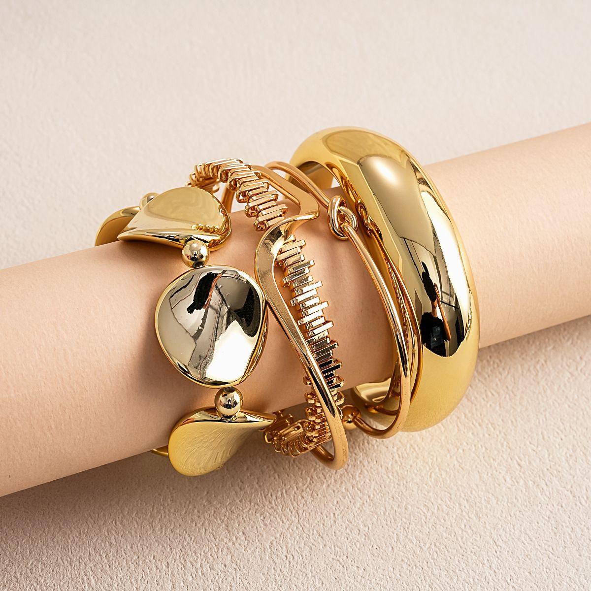 Striated gold bracelet, round, wrinkled design