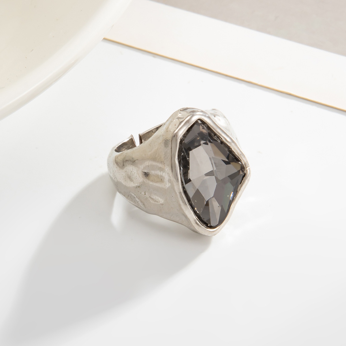 Acryl-Schwarzstein-Ring mit geometrischem Metallquadrat