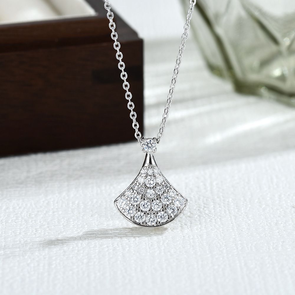 White mother-of-pearl necklace collarbone chain