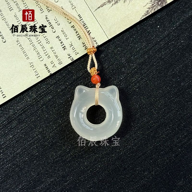 Beyaz kalsedon kolye, Pixiu ve Guanyin başlı, yeşim takı