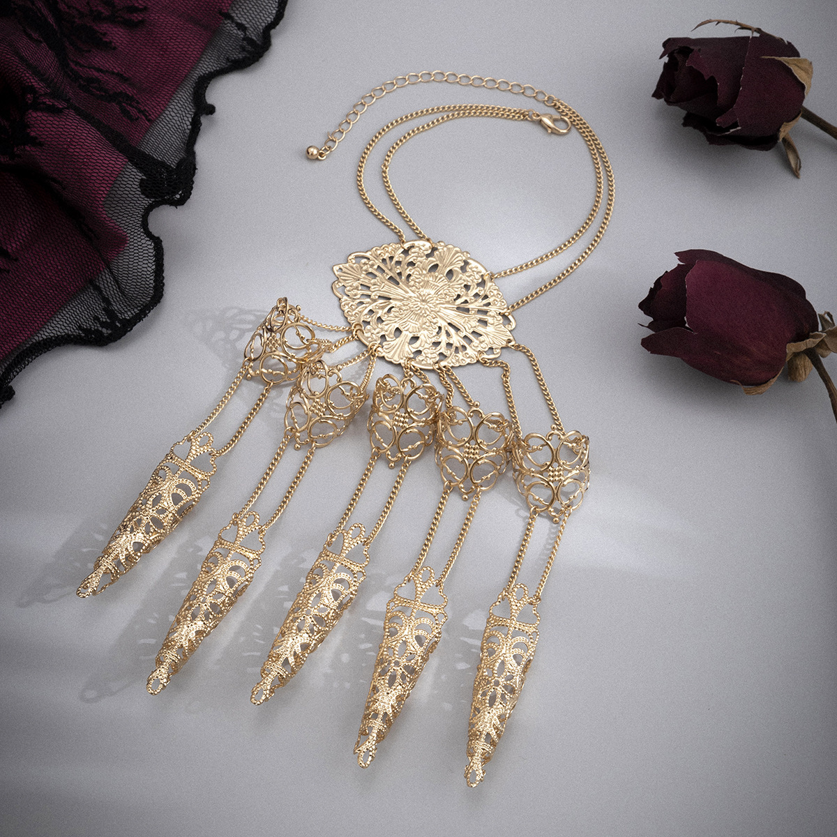 Gotik-Kettenfingerarmband Damen mit Ziernieten