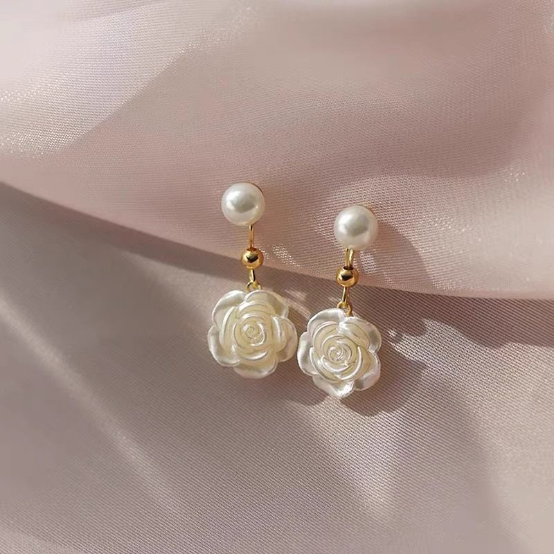 Kamelien-Perlen-Ohrringe mit Rosenblüten-Design
