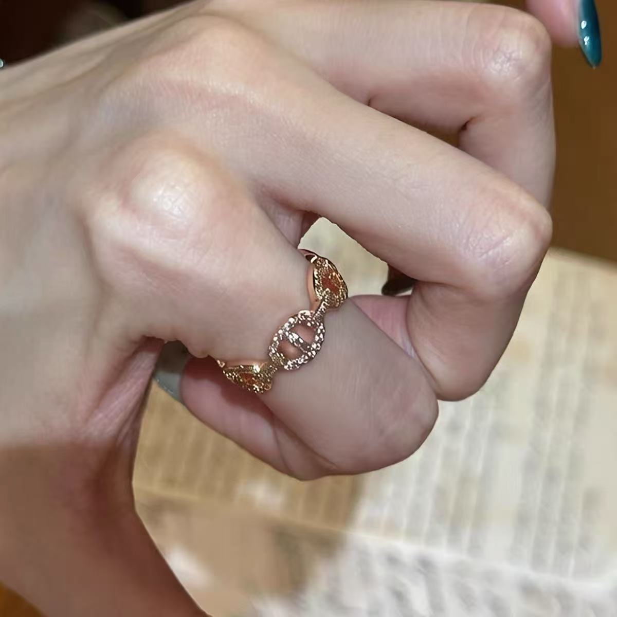 Vintage zirconia diamond ring with layered design