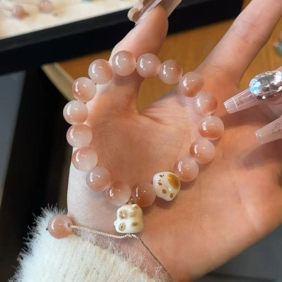 Kedi pençesi boncuk bilezik, öğrenci tasarımı