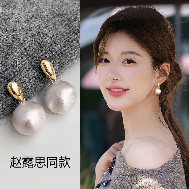 Design earrings, lightweight luxury, versatile, elegant