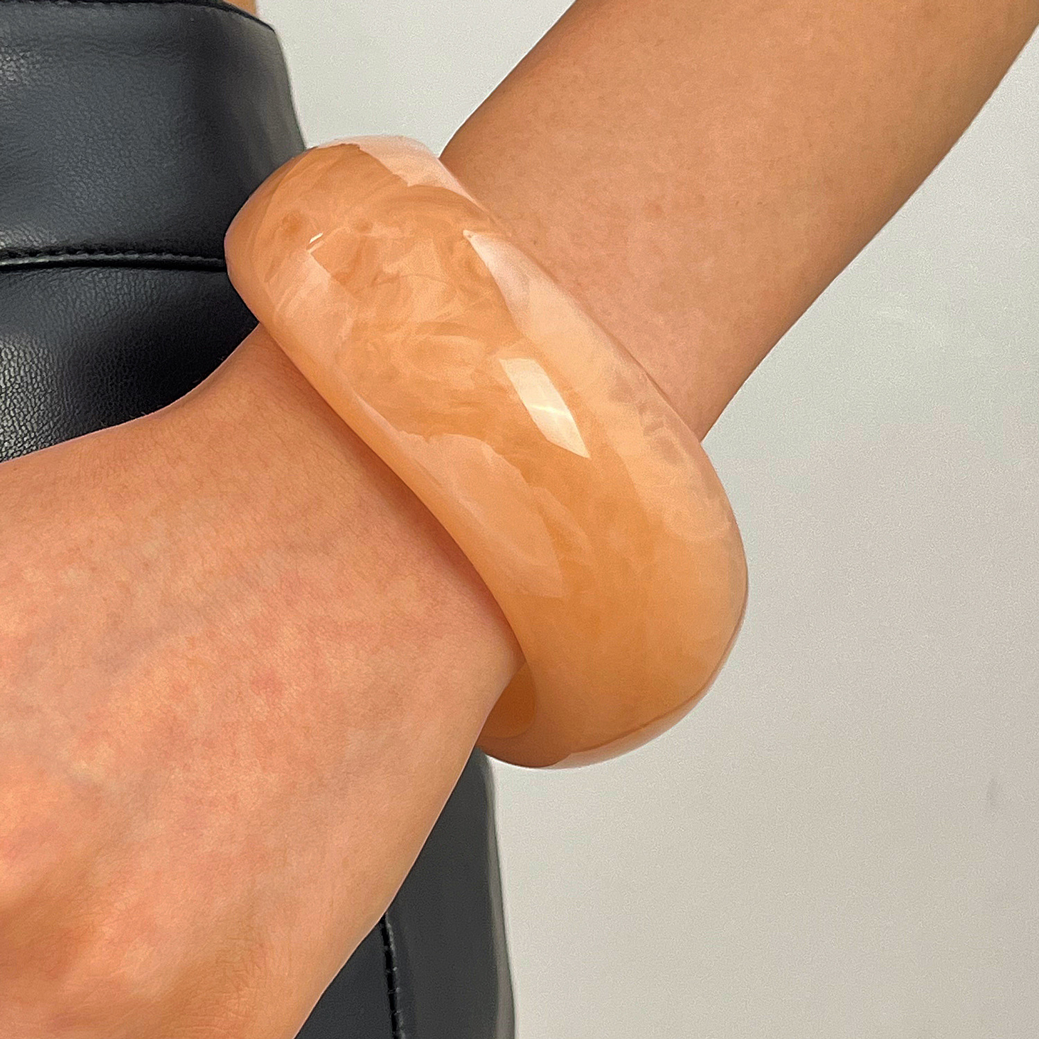 Vintage Kunstharz-Armband mit breitem Rand, Marmormuster, mehrfarbig