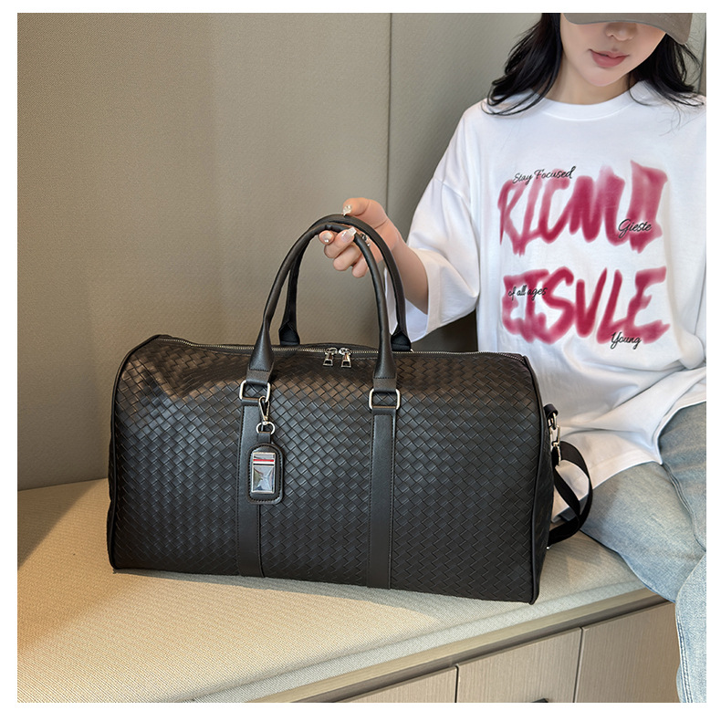 Sports bag with dry-wet compartments, large capacity