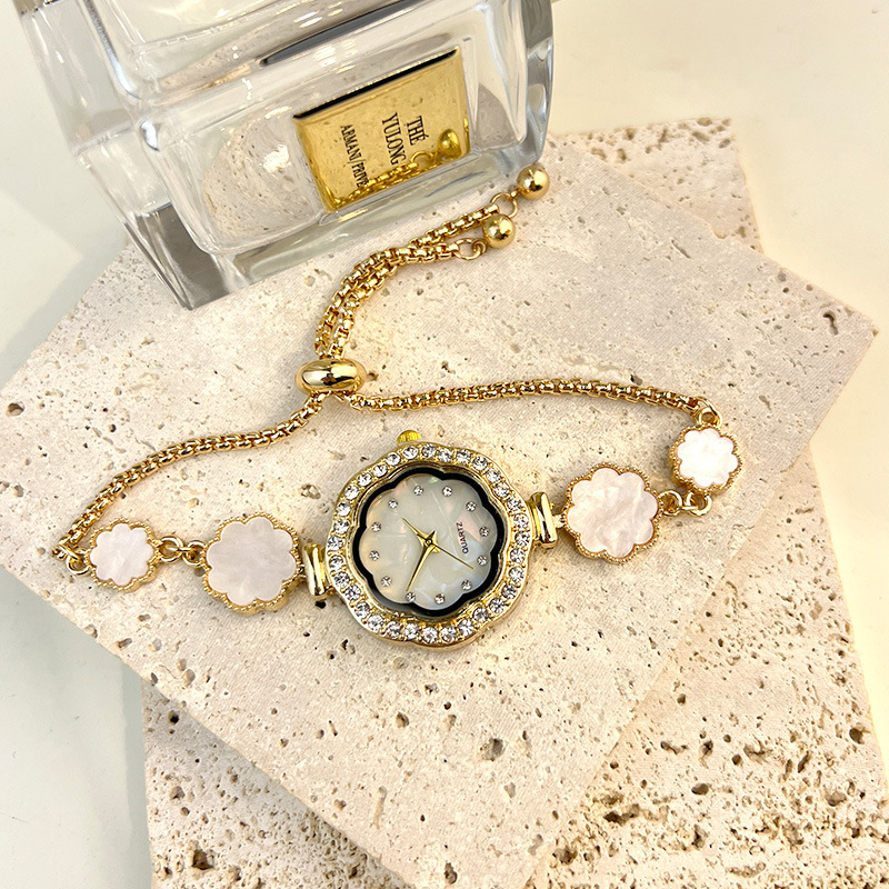 Women's quartz watch with flower pattern bracelet
