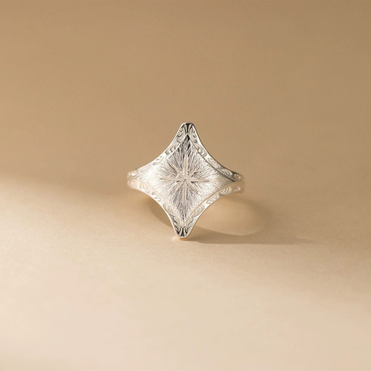 Ring mit Rauten-Brushed-Oberflache