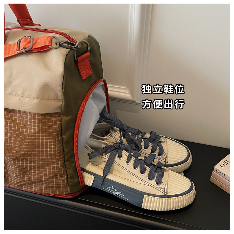 Expandable travel bag with shoe compartment, wet-dry separation