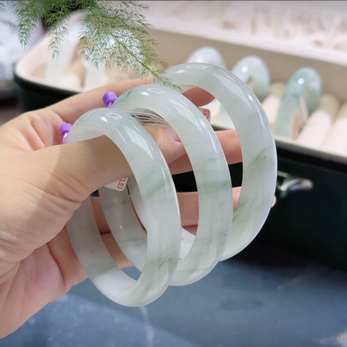 Tian Shan Jade Armband mit grünen Flöckchen, eisweiße Grundierung