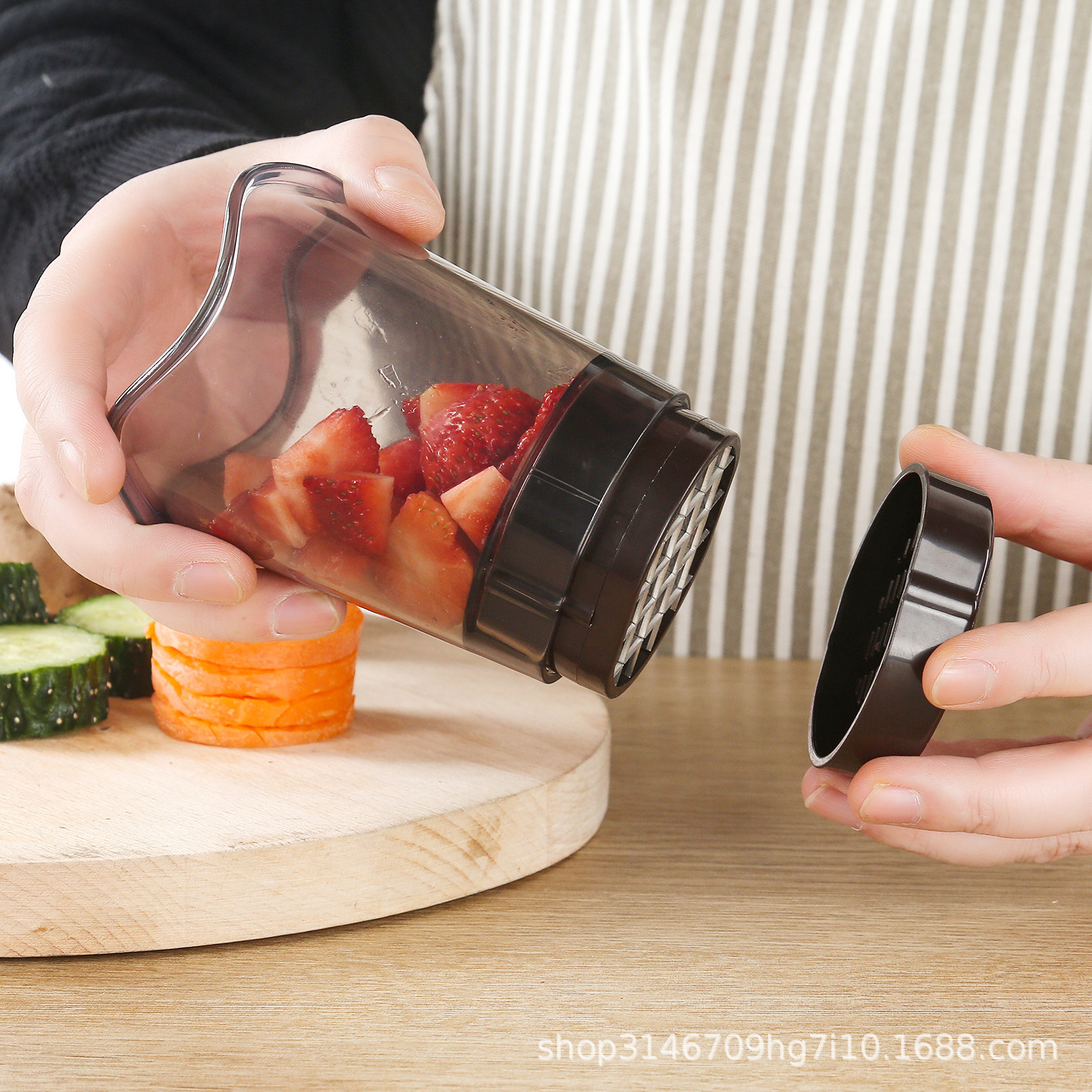 Multifunctional fruit and vegetable cutter for carrots, potatoes, strawberries