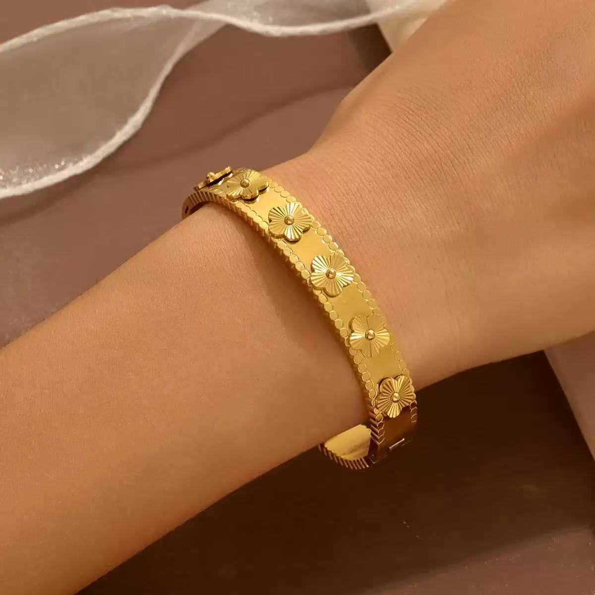 Sechsblatt-Blütenarmband aus Titanstahl