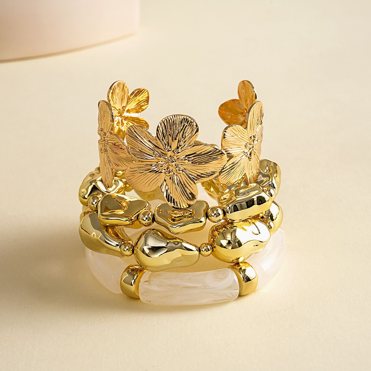 Striated gold bracelet, round, wrinkled design