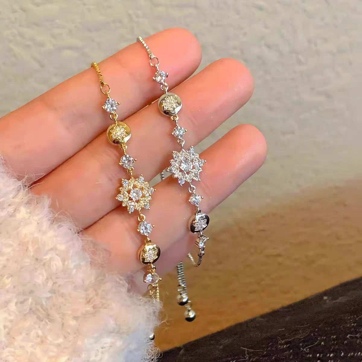Zircon snowflake design adjustable bracelet