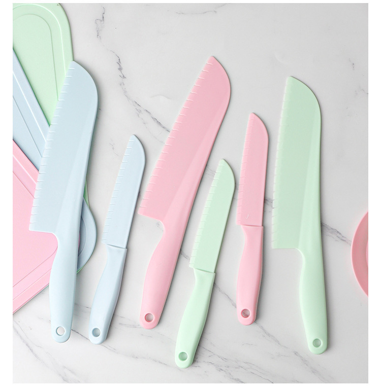 Plastic children's knife set for fruit and vegetable cutting