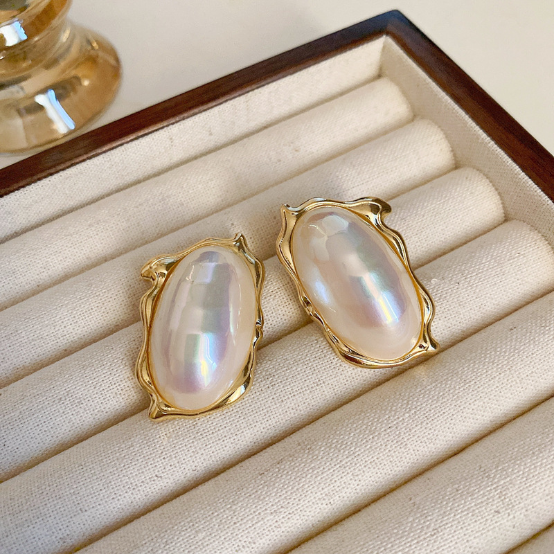 Silber-Perlen-Fischschwanz-Ohrringe im Metallic-Stil