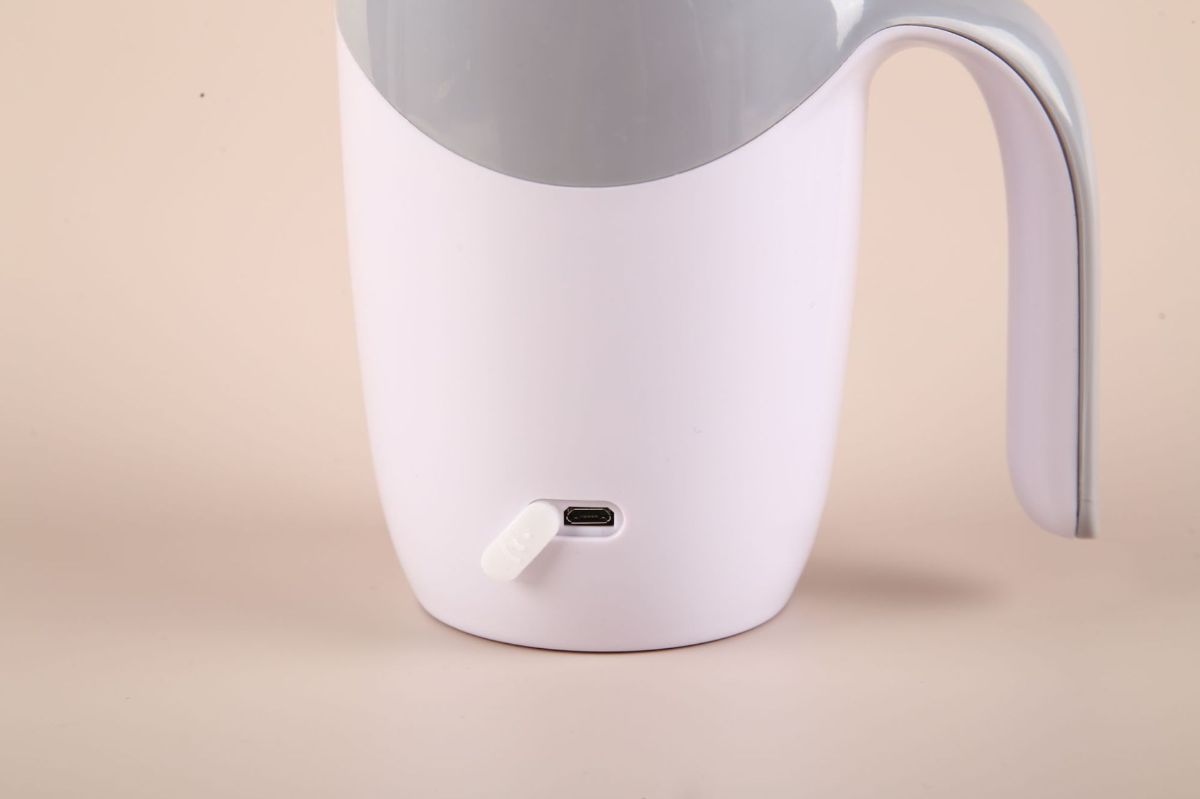 Özelleştirilmiş 304 paslanmaz çelik tam otomatik karıştırma kahve fincanı manyetik rotasyon USB şarj tek tıklamayla karıştırma yaratıcı tembel kişi