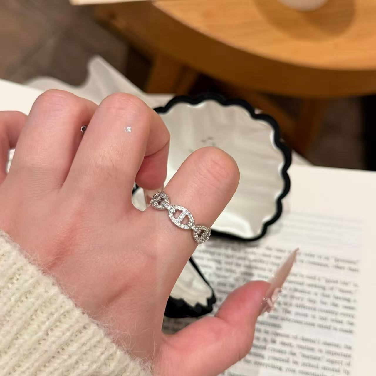 Vintage zirconia diamond ring with layered design