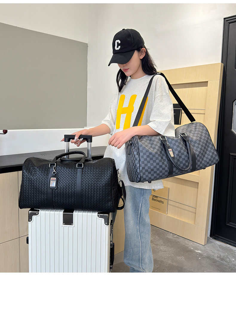 Sports bag with dry-wet compartments, large capacity
