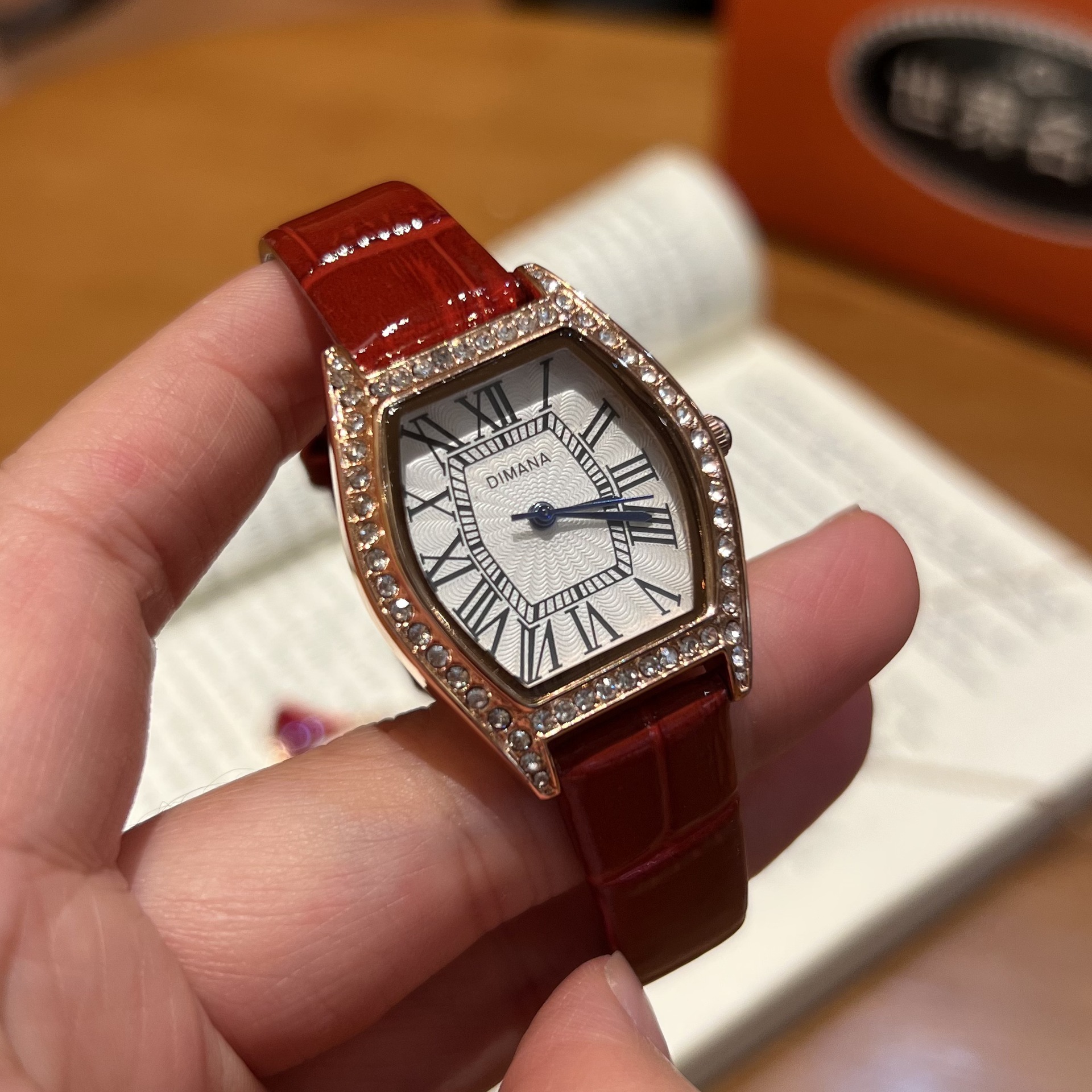 Retro Barrel-Shaped Women's Watch Roman Dial Leather Waterproof