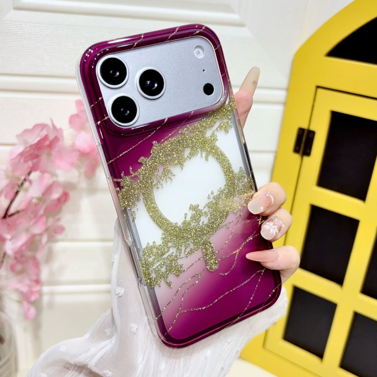 Apple 18 Pro Max çift katmanlı manyetik kılıf, altın dağ deseni
