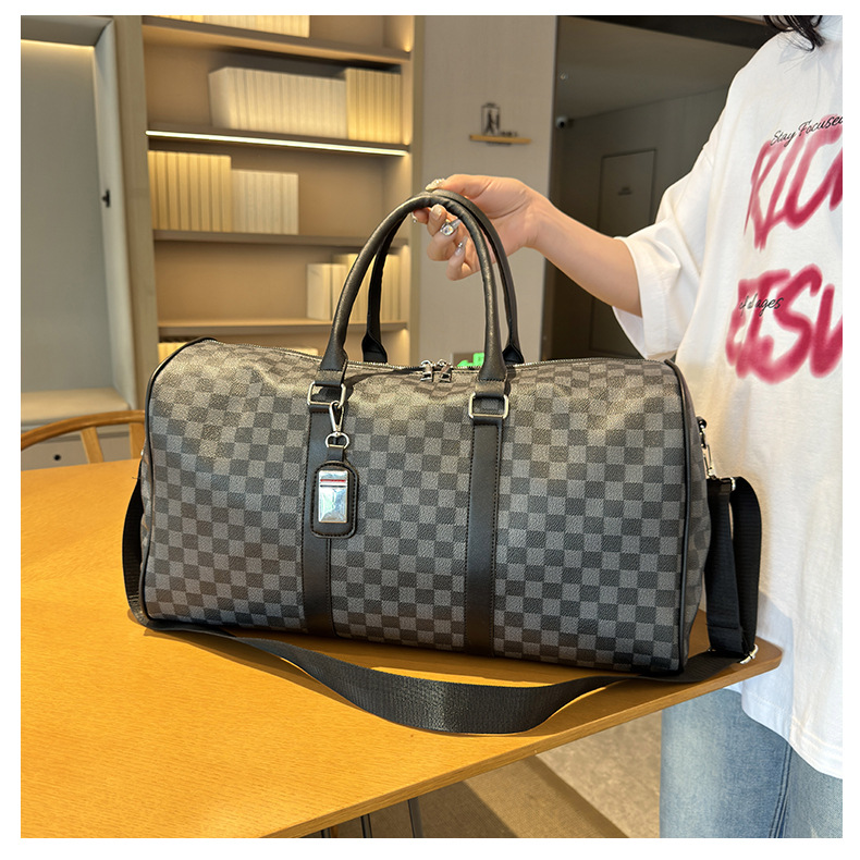 Sports bag with dry-wet compartments, large capacity