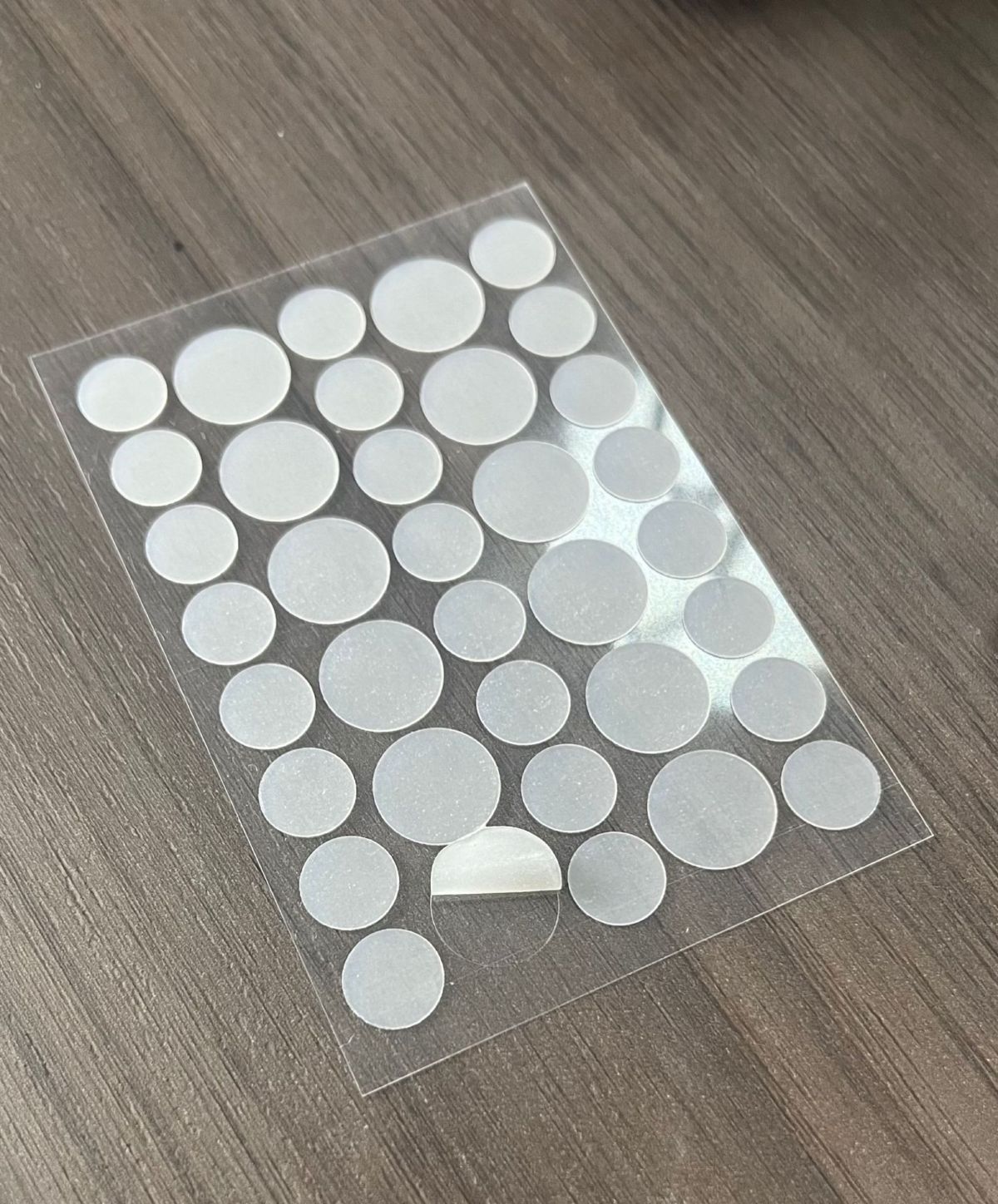 Üreticinin hazır hidrokolloid şeffaf esansiyel yağ sivilce yaması görünmez kapatıcı makyaj yaması pus emici sivilce yaması su geçirmez ve nefes alabilir