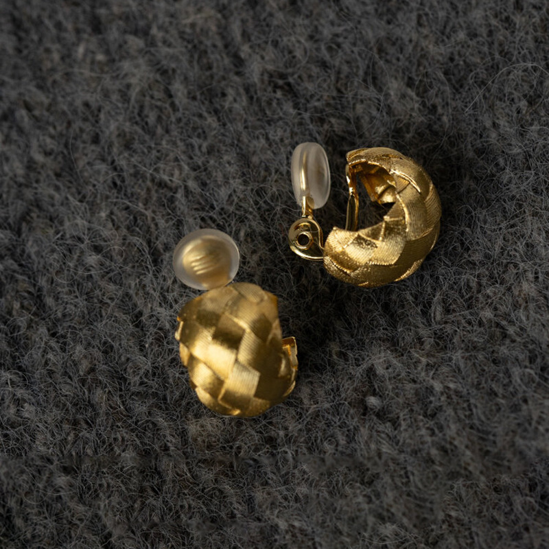 Handweb-Ohrclip mit Drahtgezogener Gold-Textur