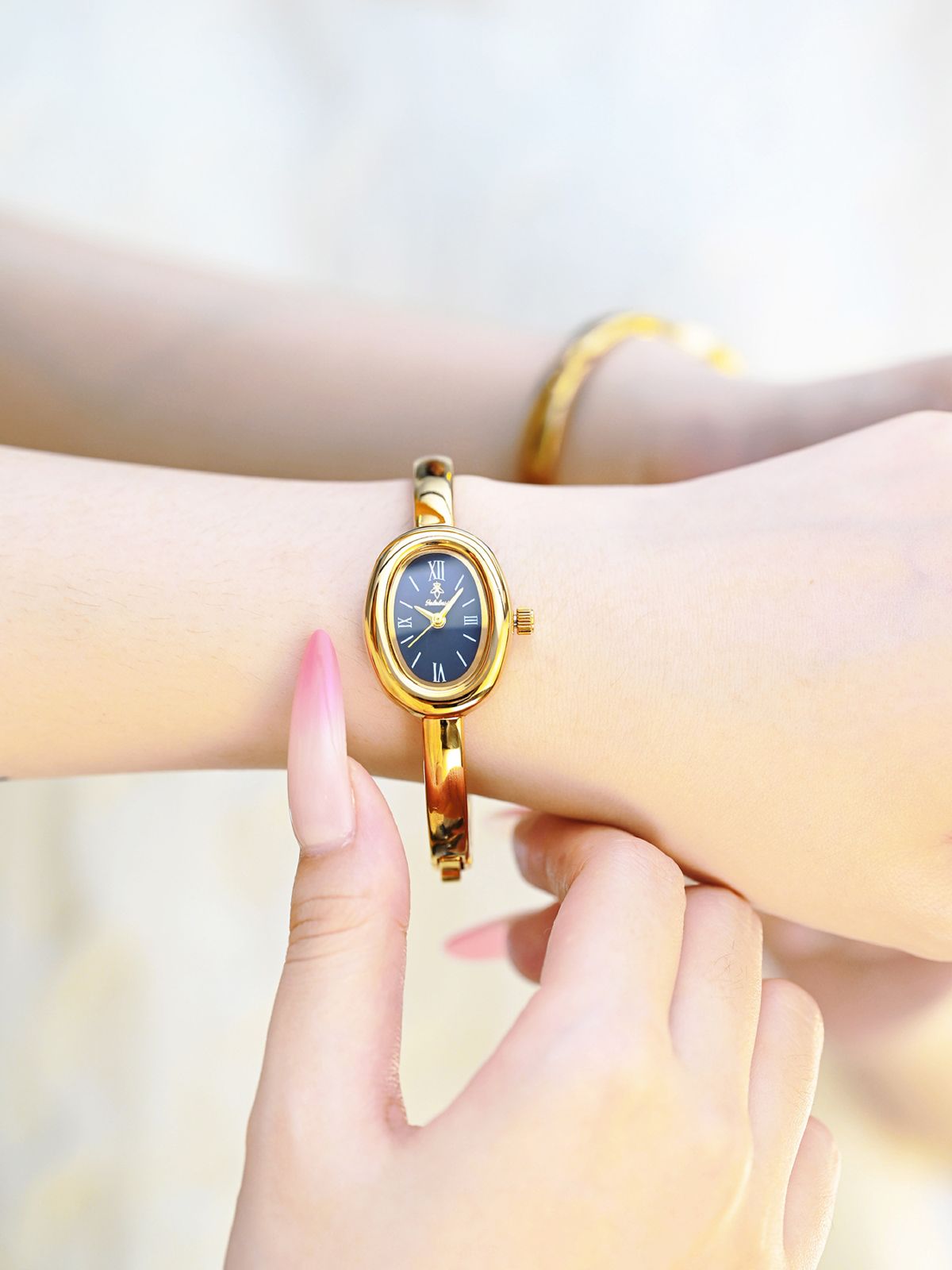 Yalalusi women's oval quartz wristwatch, gold