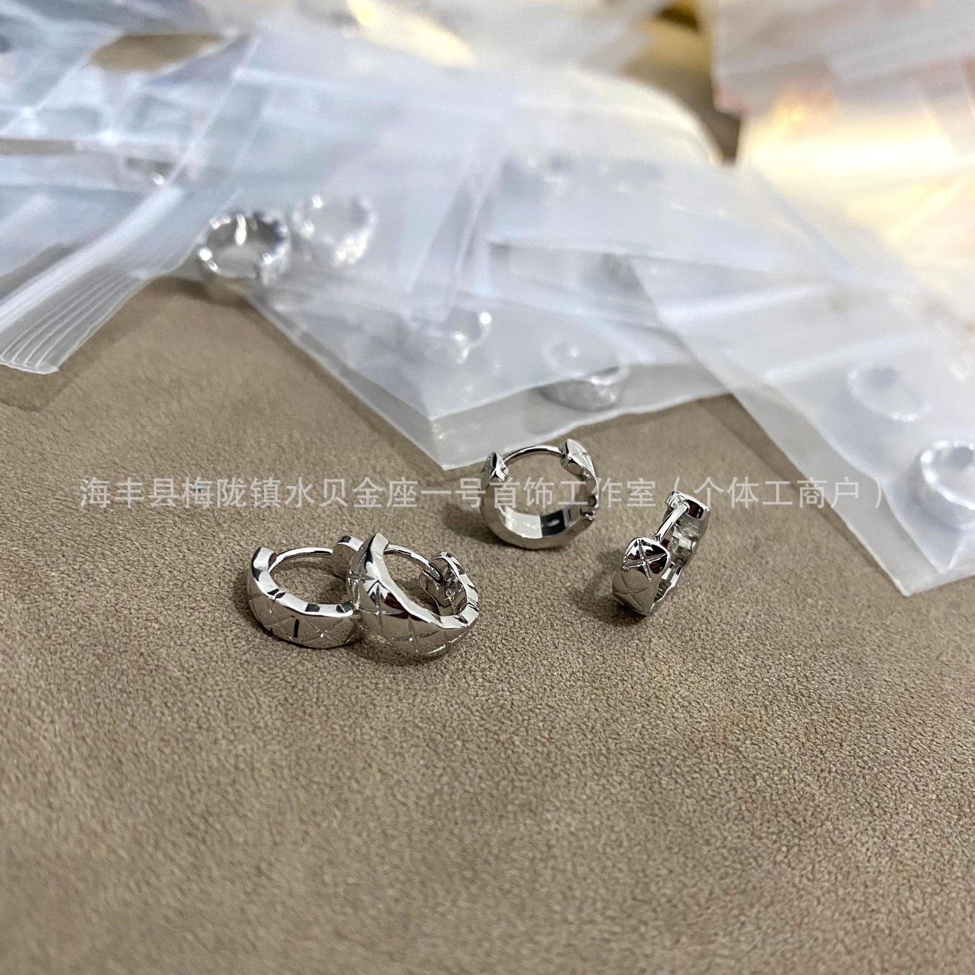 V-gold diamond lattice earring studs