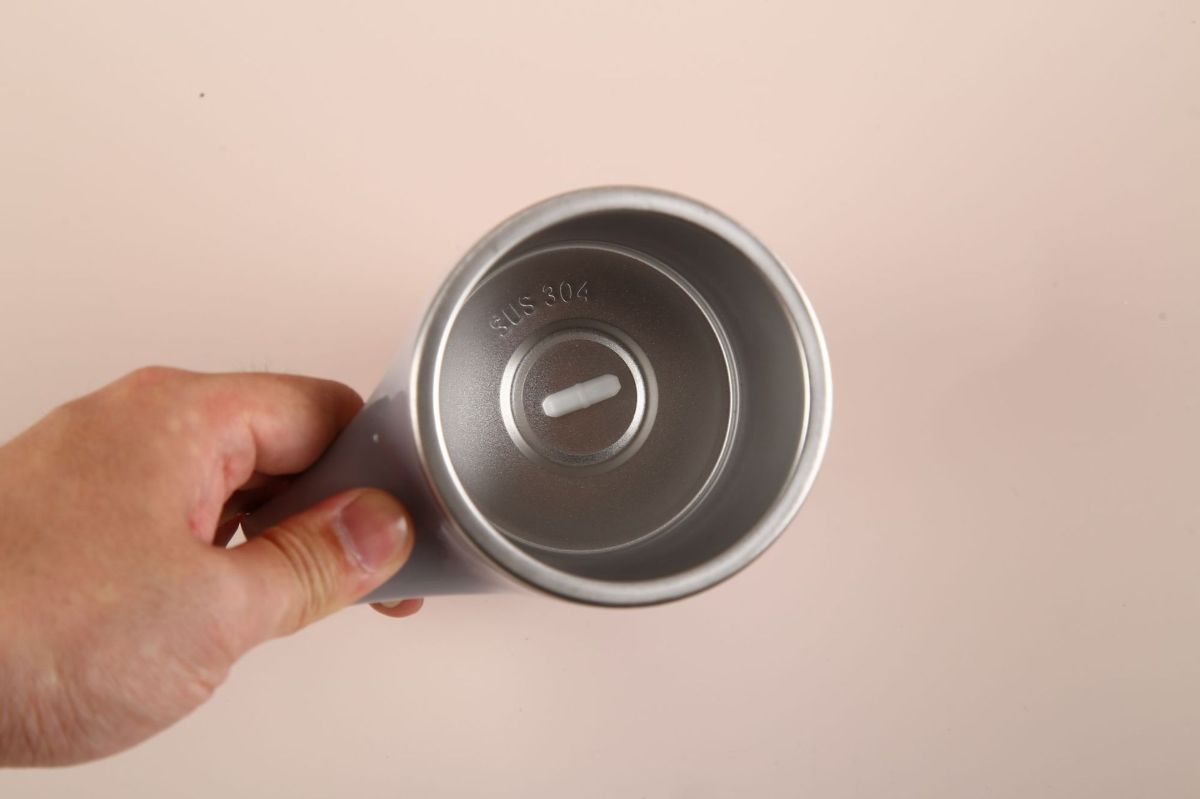 Özelleştirilmiş 304 paslanmaz çelik tam otomatik karıştırma kahve fincanı manyetik rotasyon USB şarj tek tıklamayla karıştırma yaratıcı tembel kişi