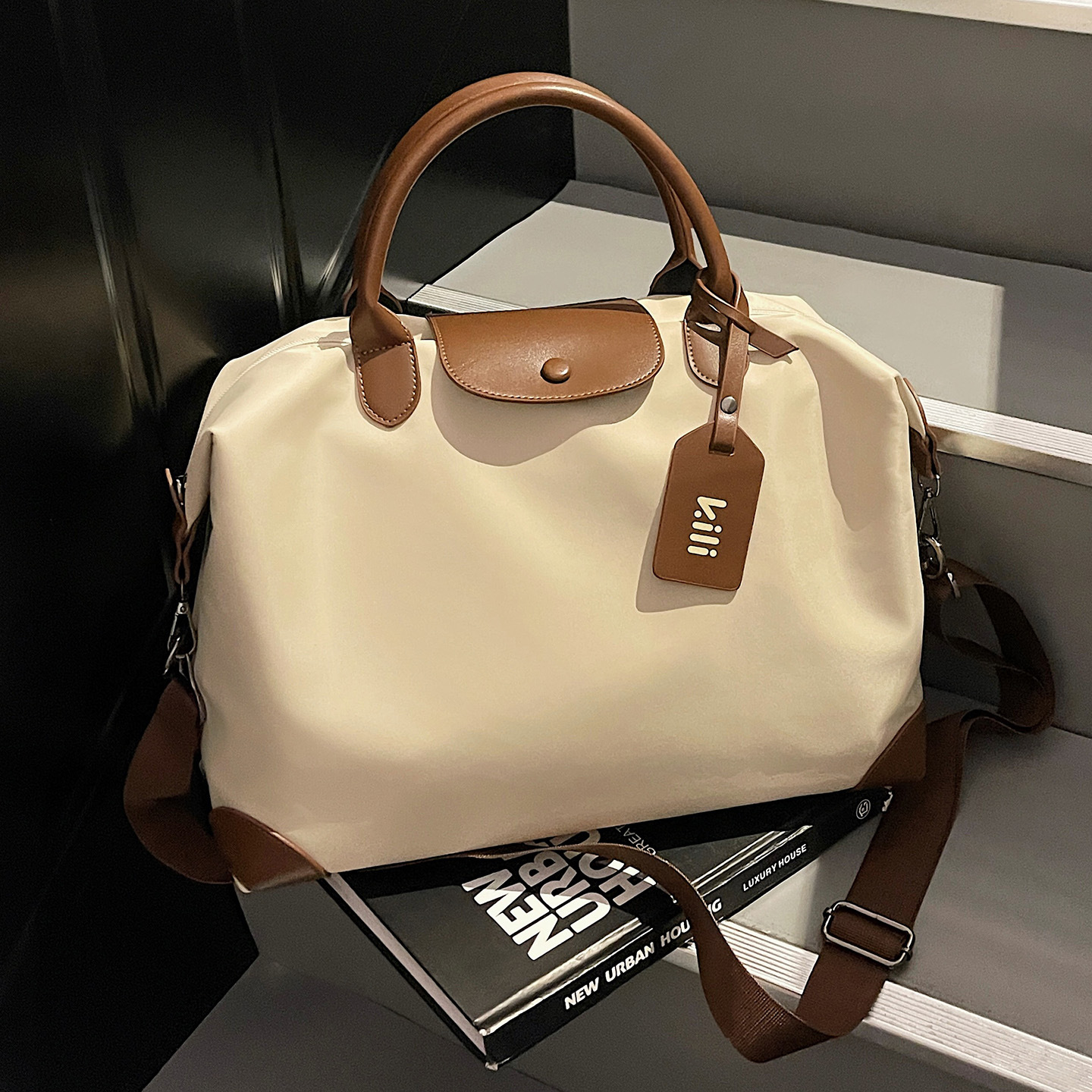 Reisetasche mit Nass-Trocken-Trennung, Tragegriff und Schultergurt