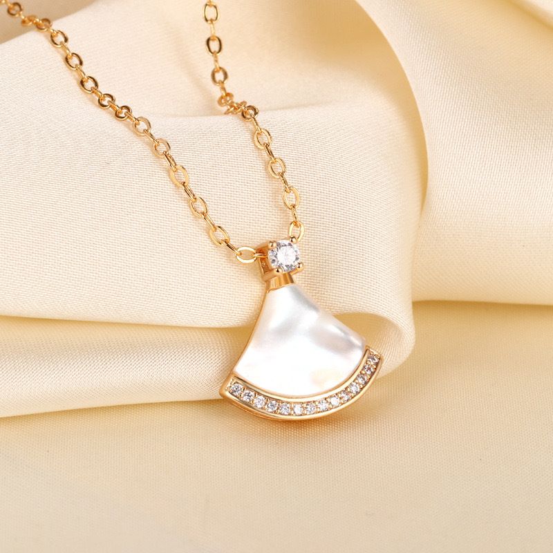 White mother-of-pearl necklace collarbone chain