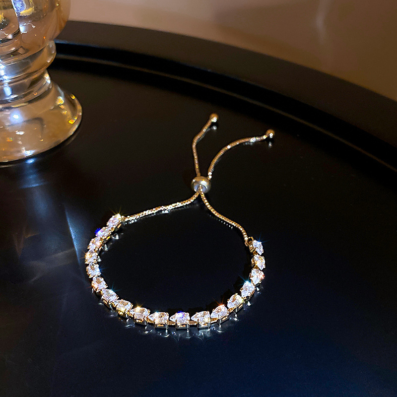Zirkon oval kelebek yay bileklik, zarif tasarım