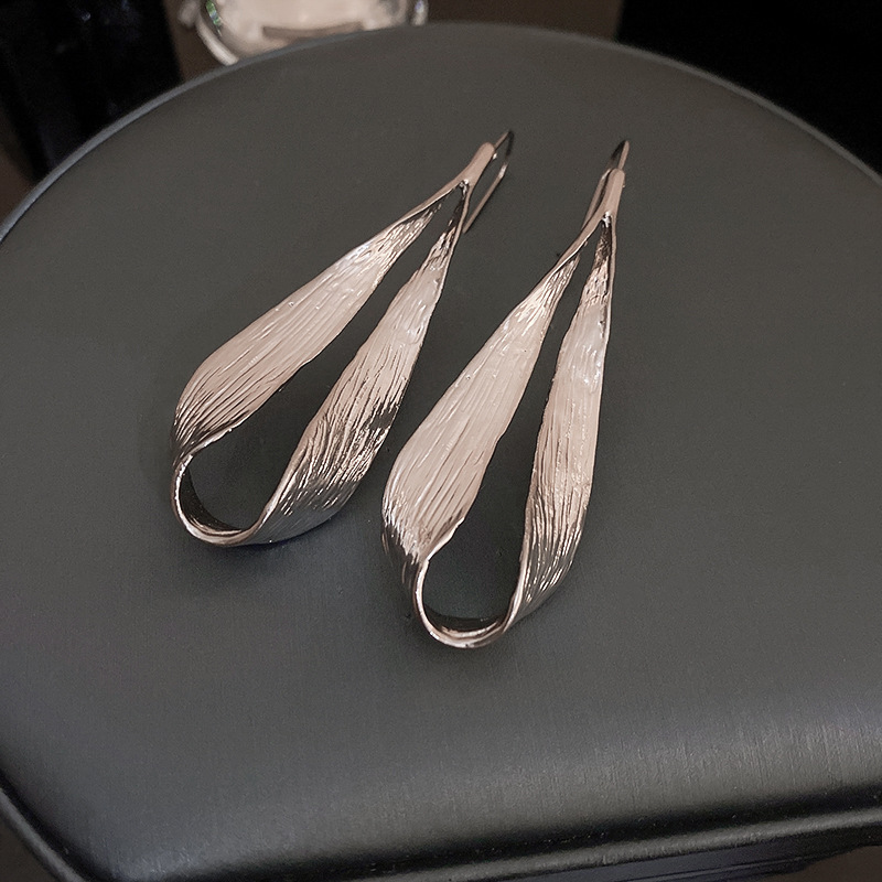 Metallic-Wassertropfen-Blatt Ohrhaken Ohrringe für Frauen