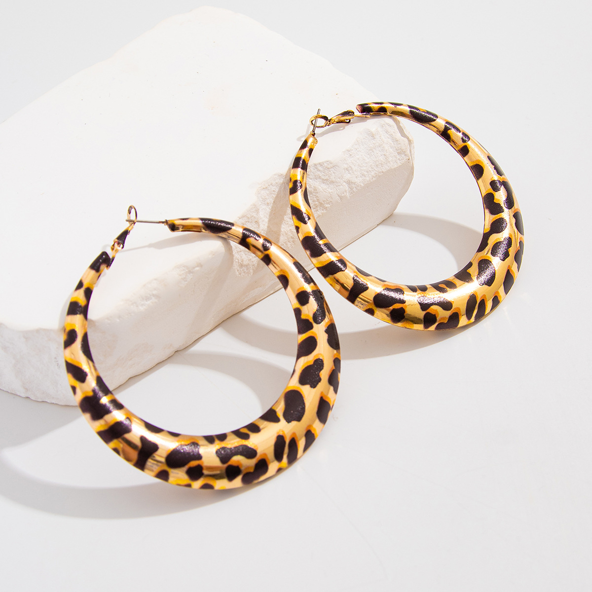 Leopar desenli geometrik metal çember küpe
