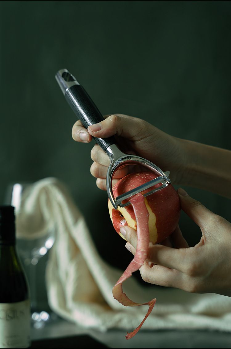 Zinc alloy vegetable peeler with non-slip handle