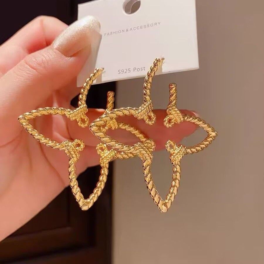 Französische Ohrringe mit durchbrochenem Blumenmuster, Gold-Optik