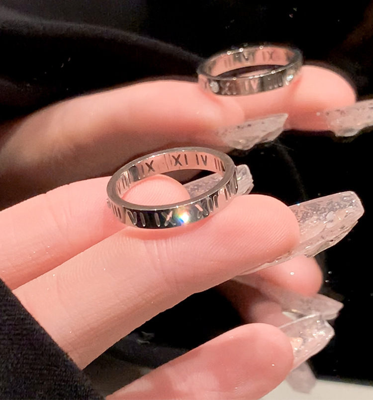 Edelstahl-Ring mit römischen Ziffern und Zirkonia
