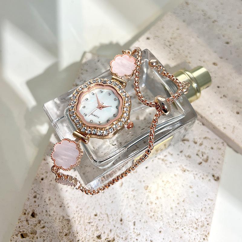 Women's quartz watch with flower pattern bracelet