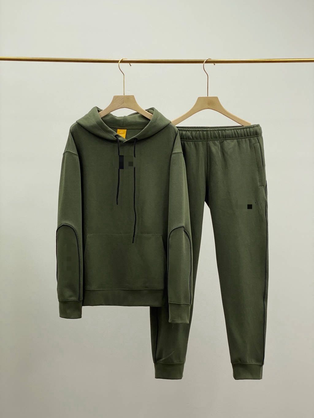 Herren-Kapuzenpulli und Jogger-Set mit reflektierendem Design