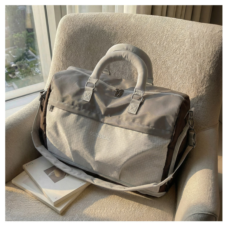 Expandable travel bag with shoe compartment, wet-dry separation