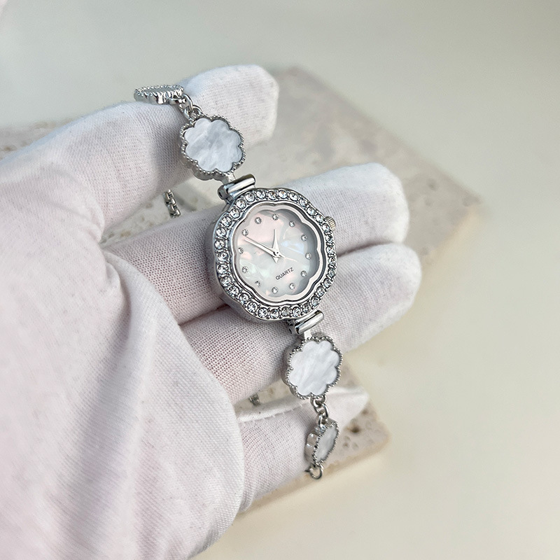 Women's quartz watch with flower pattern bracelet