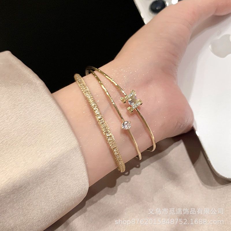 3-piece gold-plated bracelet set with zircon letter H details