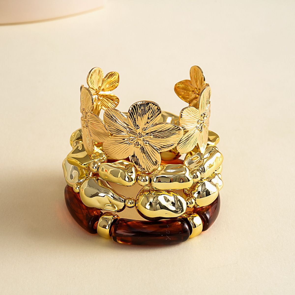 Striated gold bracelet, round, wrinkled design