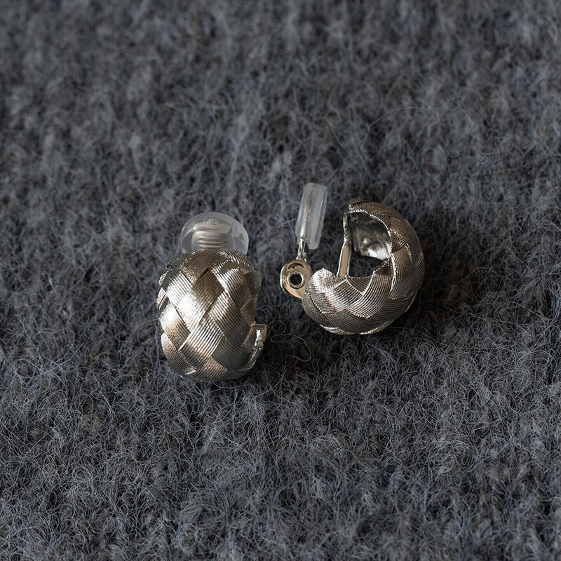 Handweb-Ohrclip mit Drahtgezogener Gold-Textur