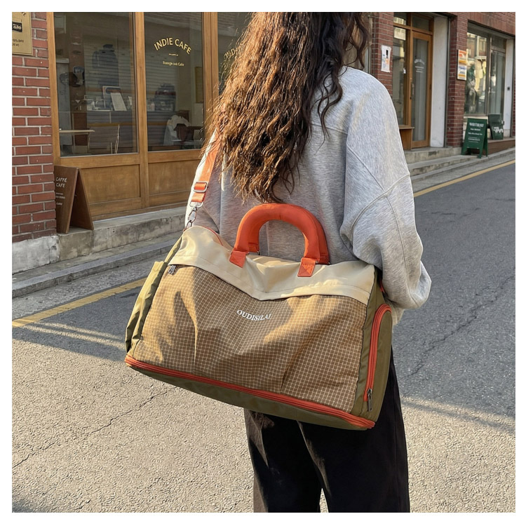 Expandable travel bag with shoe compartment, wet-dry separation